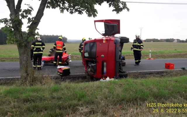 Mezi Velkým Malahovem a Ostromečí na Domažlicku ráno havarovala dodávka. Zraněného šestašedesátiletého řidiče záchranáři transportovali do Domažlické nemocnice