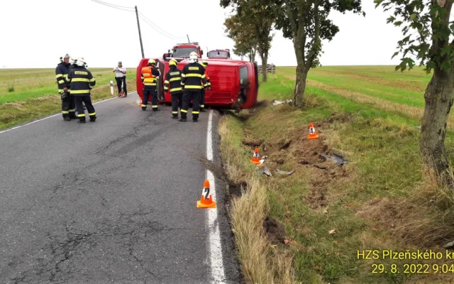Mezi Velkým Malahovem a Ostromečí na Domažlicku ráno havarovala dodávka. Zraněného šestašedesátiletého řidiče záchranáři transportovali do Domažlické nemocnice