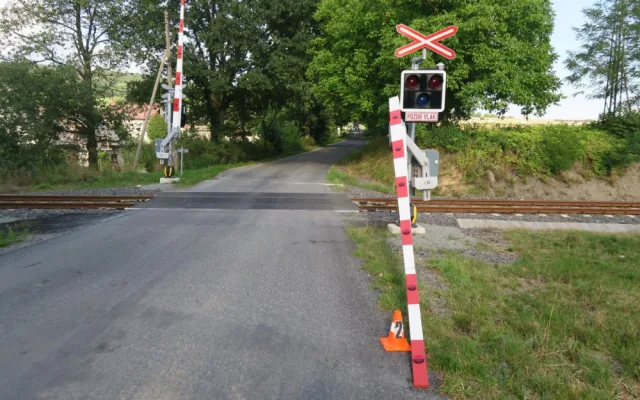 Řidič prorazil železniční závory a od nehody ujel, policie hledá svědky