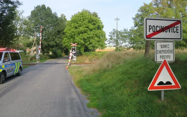 Řidič prorazil železniční závory a od nehody ujel, policie hledá svědky