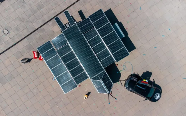 Slavný solární motýl Larso dorazí do Plzně, karavan poháněný energií slunce je na cestě kolem světa