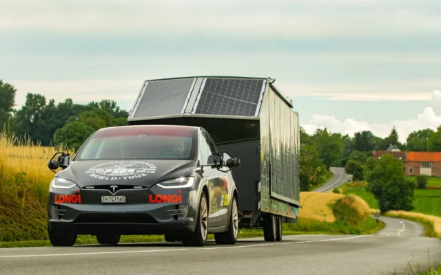 Slavný solární motýl Larso dorazí do Plzně, karavan poháněný energií slunce je na cestě kolem světa