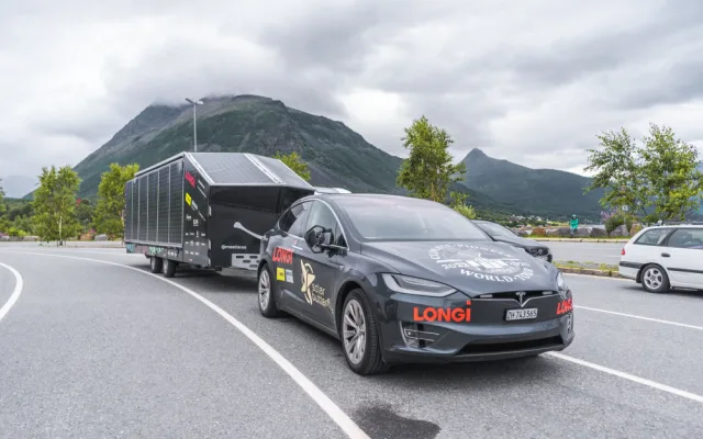 Slavný solární motýl Larso dorazí do Plzně, karavan poháněný energií slunce je na cestě kolem světa