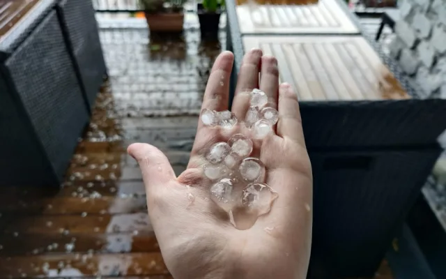 Takové kroupy padaly v Plzni