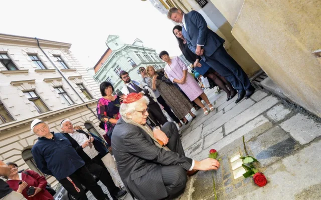 Oběti holokaustu připomíná dalších 30 kamenů zmizelých, vypráví příběhy plzeňských Židů