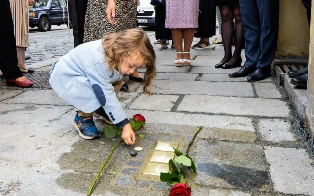 Oběti holokaustu připomíná dalších 30 kamenů zmizelých, vypráví příběhy plzeňských Židů