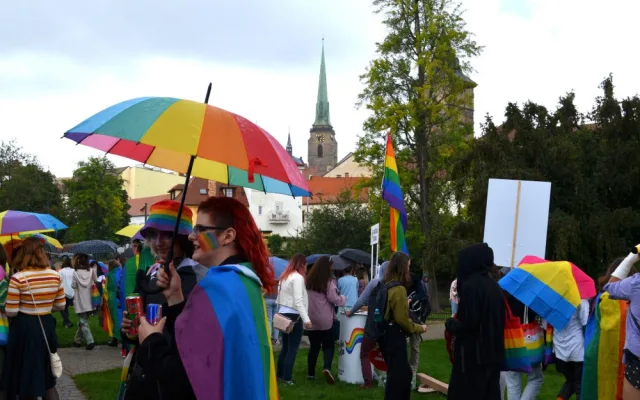 FOTO: Plzní prošel duhový průvod hrdosti, podle organizátorů mají Plzeňané stále velké předsudky vůči homosexuálům