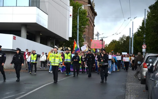 FOTO: Plzní prošel duhový průvod hrdosti, podle organizátorů mají Plzeňané stále velké předsudky