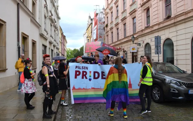 FOTO: Plzní prošel duhový průvod hrdosti, podle organizátorů mají Plzeňané stále velké předsudky