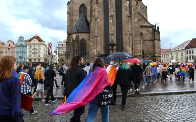 FOTO: Plzní prošel duhový průvod hrdosti, podle organizátorů mají Plzeňané stále velké předsudky