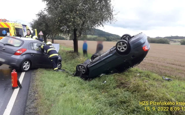 Dva osobní automobily se střetly na silnici poblíž Rabí na Klatovsku