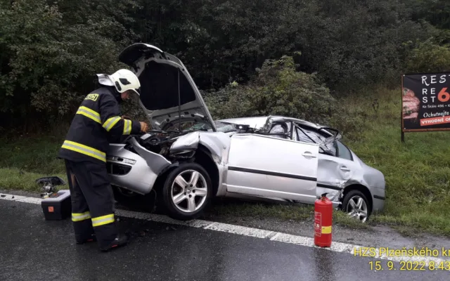 Na severním Plzeňsku u Plas se srazil osobák s kamionem