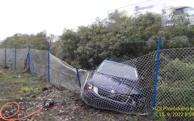 Tento automobil vyletěl z dálnice D5