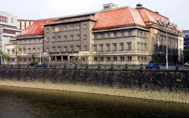 Mají být bývalé Městské lázně zpět vykoupeny od soukromého vlastníka a opraveny?