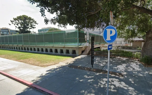 Tenisové kurty s polo-zahloubeným parkovištěm. San Mateo, USA