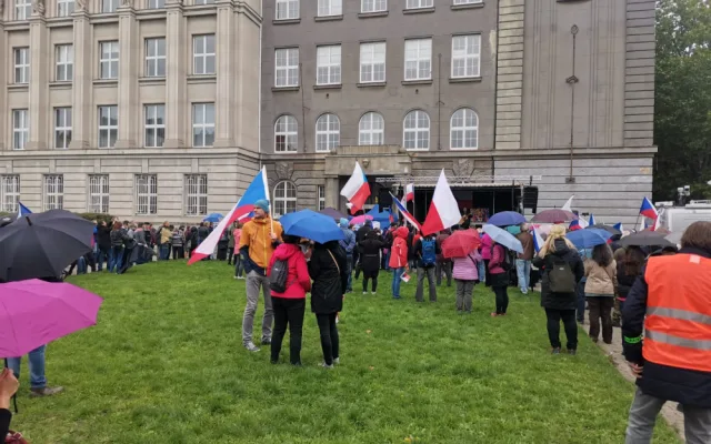 Proti vládě premiéra Petra Fialy protestovalo v Plzni asi 250 osob, požadovali její demisi