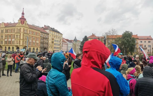 Proti vládě premiéra Petra Fialy protestovalo v Plzni asi 250 osob, požadovali její demisi