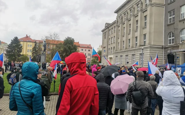 Proti vládě premiéra Petra Fialy protestovalo v Plzni asi 250 osob, požadovali její demisi