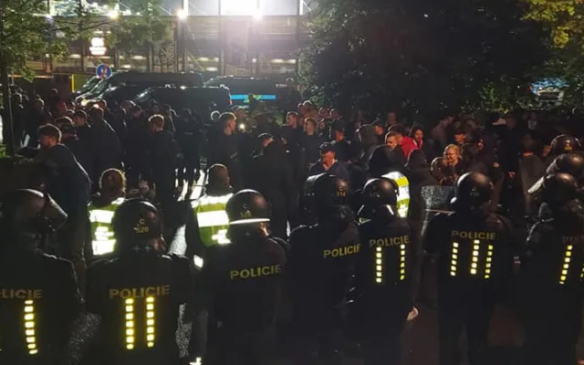 Policejní těžkooděnci před stadionem