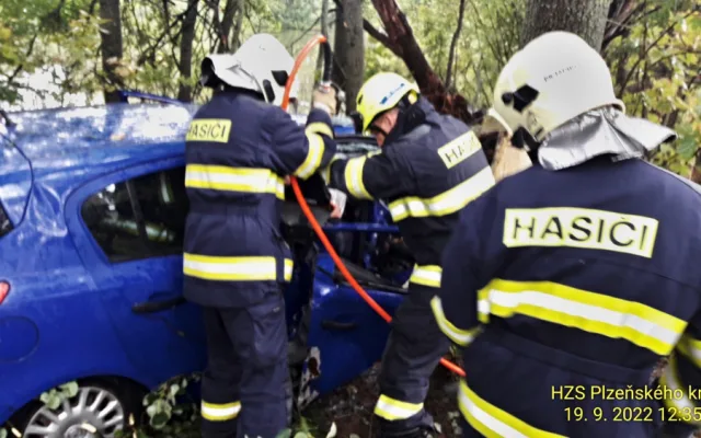 Po strašlivém nárazu do stromu se z auta vytrhl motor a odletěl 15 metrů. Dva cizinci utrpěli těžká zranění
