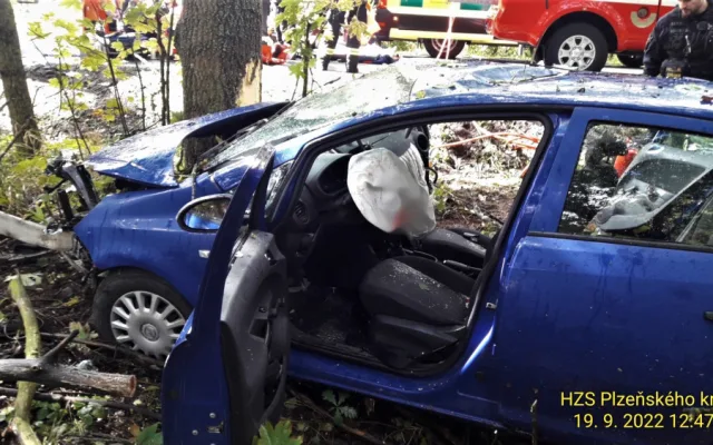 Po strašlivém nárazu do stromu se z auta vytrhl motor a odletěl 15 metrů. Dva cizinci utrpěli těžká zranění