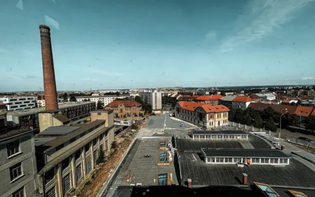 Teď se v areálu Světovaru dokončuje nový projekt TechTower, který po letech nahradil zrušenou kulturní fabriku