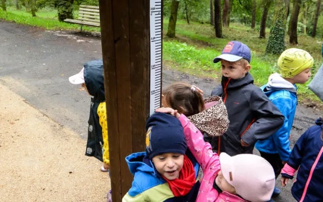 Oblíbený lesopark láká na novou naučnou stezku, dětem ukáže život včel i další zajímavosti