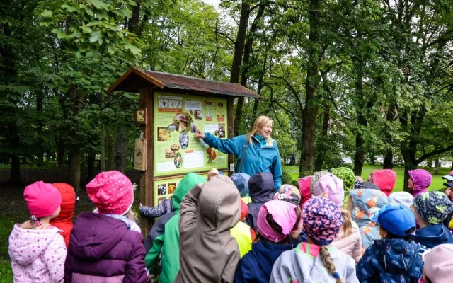 Oblíbený lesopark láká na novou naučnou stezku, dětem ukáže život včel i další zajímavosti