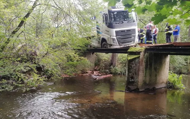 Řidič kamionu slepě věřil navigaci, zůstal viset na ztrouchnivělé lávce