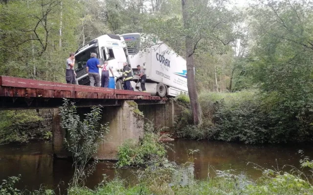 Řidič kamionu slepě věřil navigaci, zůstal viset na ztrouchnivělé lávce
