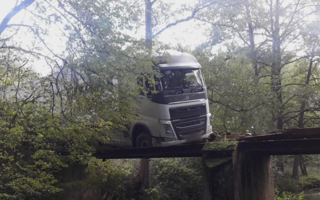Řidič kamionu slepě věřil navigaci, zůstal viset na ztrouchnivělé lávce