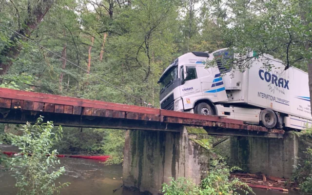 Řidič kamionu slepě věřil navigaci, zůstal viset na ztrouchnivělé lávce