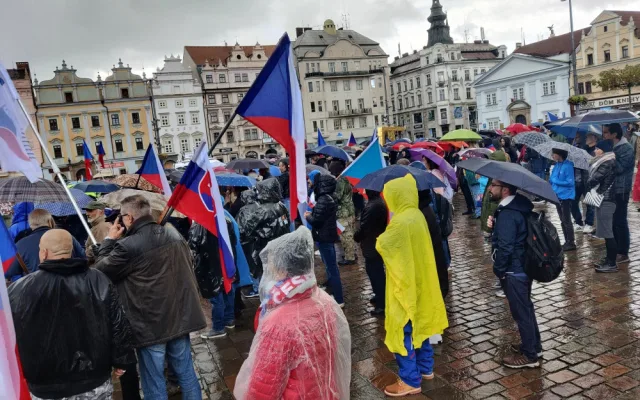 FOTO: Proti vládě přišly v Plzni protestovat stovky lidí, akce se omezila na sledování demonstrace v Praze