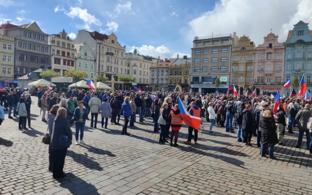 FOTO: Proti vládě přišly v Plzni protestovat stovky lidí, akce se omezila na sledování demonstrace v Praze