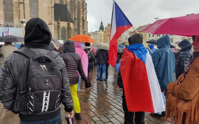 FOTO: Proti vládě přišly v Plzni protestovat stovky lidí, akce se omezila na sledování demonstrace v Praze