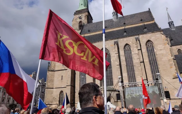 FOTO: Proti vládě přišly v Plzni protestovat stovky lidí, akce se omezila na sledování demonstrace v Praze