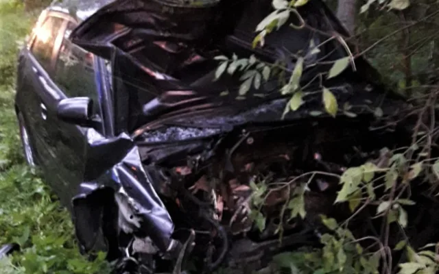 Při hrozivě vyhlížející nehodě vozu značky Audi vyletěl ven motor, jedna žena utrpěla těžké zranění