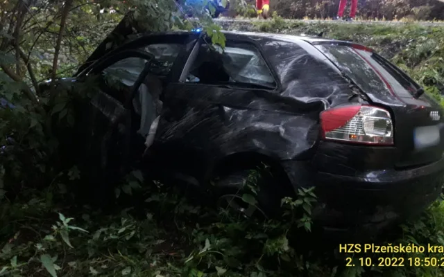 Při hrozivě vyhlížející nehodě vozu značky Audi vyletěl ven motor, jedna žena utrpěla těžké zranění