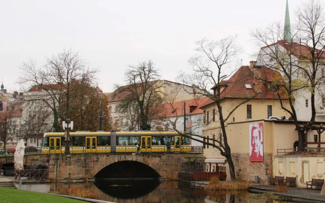 V Mlýnské strouze je také velkoformátový obraz Václava Havla. Portrét tvoří srdíčka a je dílem studenty ZČU Terezy Fialové.