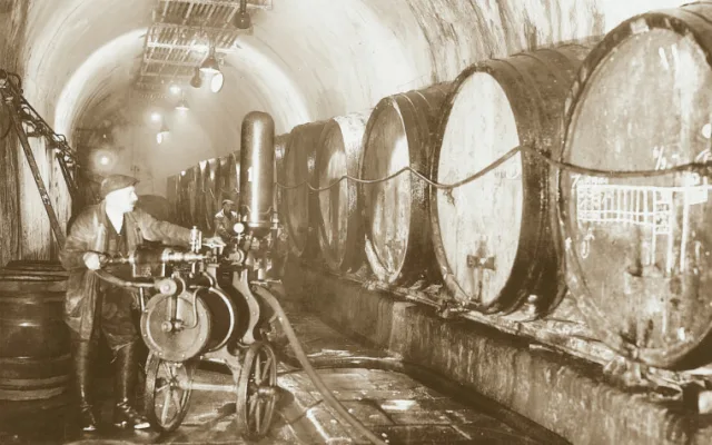1928, přečerpávání piva