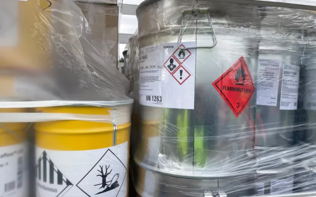 Přepravu nebezpečných věcí kontrolovali inspektoři na dálnici D5, našli i radioaktivní materiál