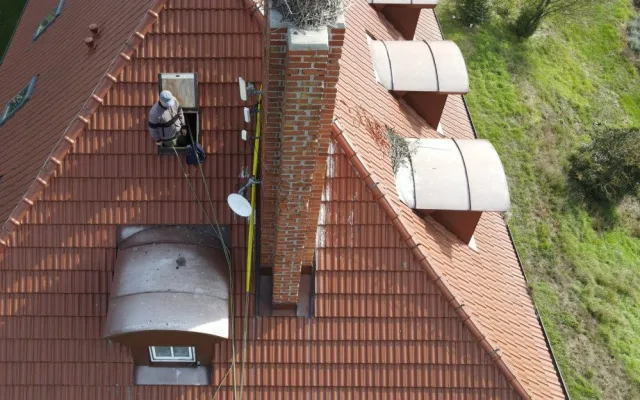 Čápi odletěli do teplých krajin, ve výškách začíná sezóna náročné údržby a čištění jejich opuštěných hnízd