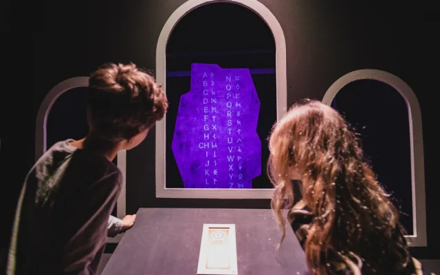 Světelná interaktivní rodinná expozice v DEPO2015 promění návštěvníky v Lovce znaků