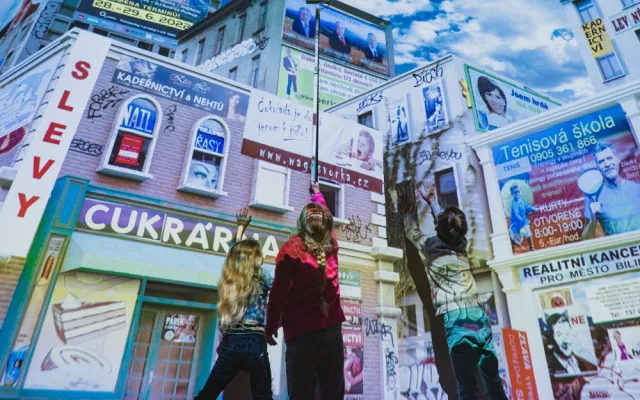 Světelná interaktivní rodinná expozice v DEPO2015 promění návštěvníky v Lovce znaků