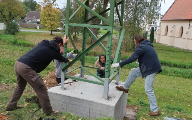 Malebná obec nechtěla přijít o své čápy, podařilo se vybudovat nový stožár pro jejich budoucí hnízdo