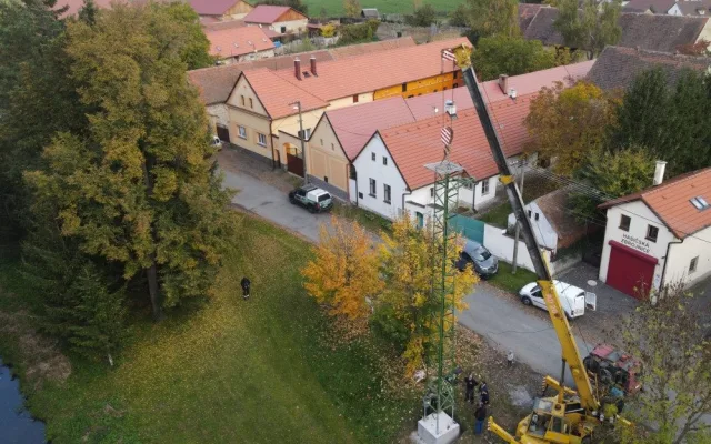 Malebná obec nechtěla přijít o své čápy, podařilo se vybudovat nový stožár pro jejich budoucí hnízdo
