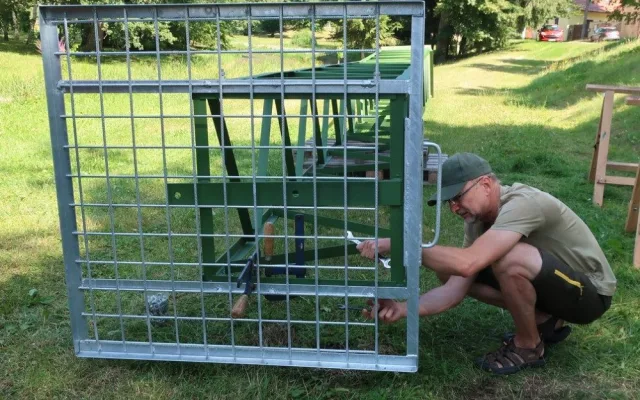 Malebná obec nechtěla přijít o své čápy, podařilo se vybudovat nový stožár pro jejich budoucí hnízdo