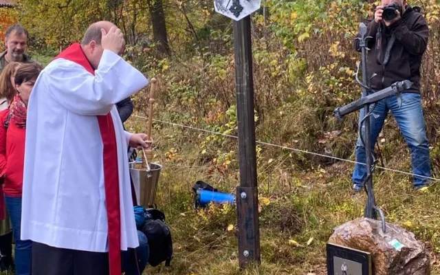 Křížku pak požehnal farář Jan Kulhánek