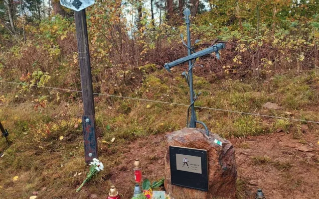 Památku tragicky zesnulého slavného Šumaváka Emila Kintzla připomíná pamětní kříž v Kašperských Horách. Stojí hned vedle křížku jeho syna Petra
