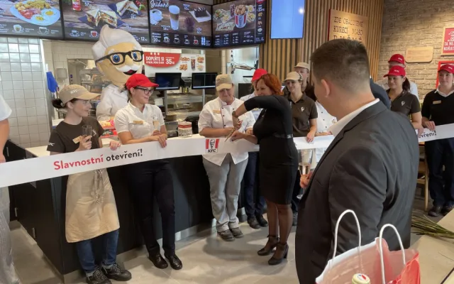 Plzeňáci si zamilovali křupavé kuřecí kousky. KFC otevřelo již šestou restauraci v Plzni!